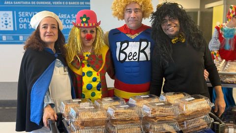 Reparto de orejas de carnaval en el CHUO