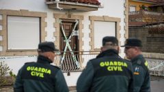 Agentes de la Guardia Civil ante la casa en la que vivan madre e hijo en la localidad cntabra de Hinojedo, en el municipio de Suances.