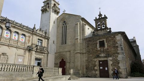 Iglesia de San Pedro de Lugo reformada y la capilla de A Soedade antes de la reforma