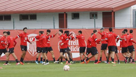 Los jugadores del Lugo entrenando en el campo de O Ceao