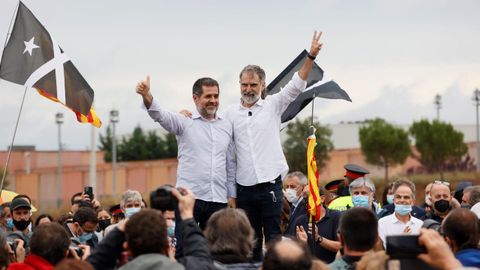 El presidente de Omnium, Jordi Cuixart, y el expresidente de la ANC, Jordi Snchez, frente a la prisin de Lledoners.