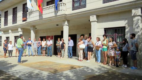 Barcelona Ourense.Concentracion en Vilamartin de Valdeorras de repulsa por los atentados de Barcelona y minuto de silencio por las vctimas