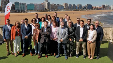 El candidato de Ciudadanos a la Presidencia del Principado, Juan V�zquez, posa con la candidatura municipal de la formaci�n naranja al Ayuntamiento de Gij�n, que encabeza Jos� Carlos Fern�ndez Sarasola