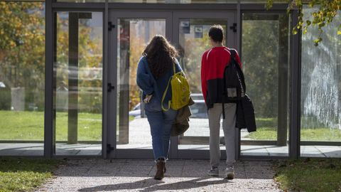 Alumnos, paseando por el Campus Vida de la USC