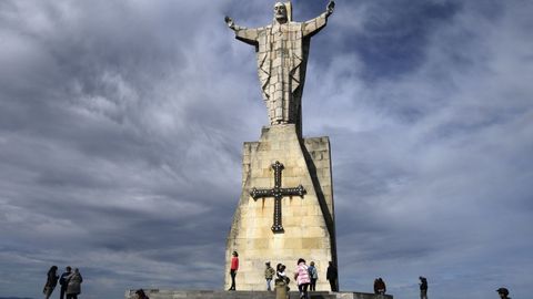 Turistas en el Cristo de la cima del Monte Naranco, en Oviedo