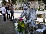 L�pidas y esculturas se llenaron de flores de todos los colores para celebrar el d�a de Difuntos. 