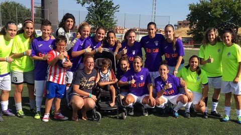 El partido m�s importante.Aitor y su madre Gema, con las jugadoras del AD alh�ndiga