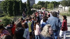 Estudiantes de Salesianos en el puente romano en el acto de Amigos das Cego�as