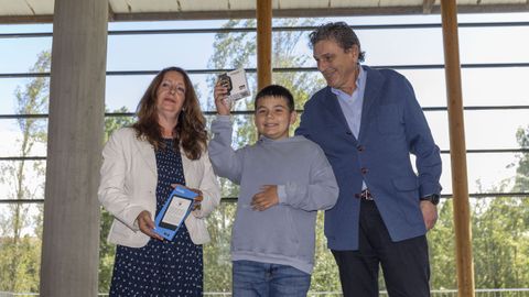 Santiago Prez Otero, gerente de la Corporacin Voz, entreg el premio de Mejor Periodista Infantil en la categora de educacin primaria aYago Vila (CPR Galaxia, de Ribeira).