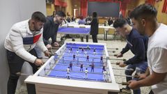 El local del viejo teleclub de Pedroso, en Narón, continúa siendo punto de encuentro de los más jóvenes