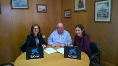 Raquel Atadell y Mar�a Jes�s Gonz�lez, de Caixabank, flanquean a Domingo Rey, patr�n mayor de Celeiro