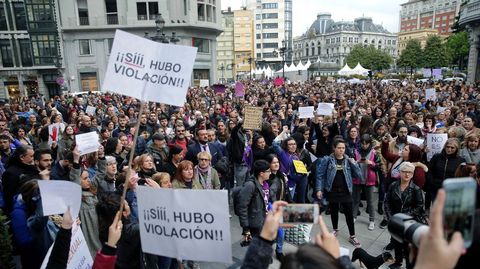 Miles de personas han salido hoy a la calles de Oviedo, Gij�n y Avil�s en protesta por la sentencia del juicio de  la Manada  al grito de  Yo s� te creo  o  Todos somos la v�ctima . En la imagen, manifestaci�n en Oviedo