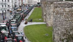 Los tractores rodearon la muralla durante diez d�as para reclamar una subida de la leche. 