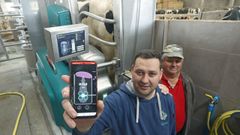 Iv�n, que se incorpor� a la ganader�a creada por su padre Ram�n, muestra los datos de orde�o en tiempo real en el m�vil. 