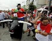 Los �toros� bravos persiguen a los vecinos lanz�ndoles a diestro y siniestro globos de agua. 