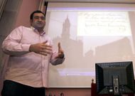 O escritor, no acto de presentaci�n do libro, editado da man de Terra de Outes.<span lang= es-es > </span>