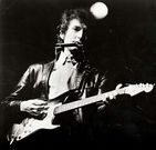 Dylan, con su guitarra el�ctrica en el Newport Folk Festival de 1965, en una imagen de Diana Davies.