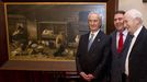 Los hermanos Ram�n y Juan Molez�n entregan el cuadro �Palomar�, pintado por el padre de Picasso, al alcalde de A Coru�a Carlos Negreira (en el medio)