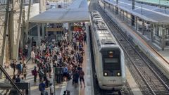 Viajeros en la estaci�n de tren de Santiago, en foto de archivo