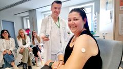 El enfermero Enrique N��ez, con la paciente Vanessa Rojas, que muestra su sensor. De fondo, la enfermera Natividad �lvarez y la m�dica de familia Roc�o del T�o (ambas de Colmeiro), y la m�dica Luc�a Pontes (de Teis)