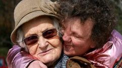 Honorata �lvarez, siendo abrazada por Mar�a, una de sus hijas.