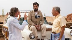 Wes Anderson da instrucciones a Jason Schwartzman y Tom Hanks durante el rodaje de Asteroid City.
