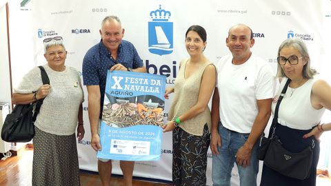 La alcaldesa de Ribeira, Mar�a Sampedro, y el concejal de Mar, Fernando Abraldes, junto a los organizadores de la Festa da Navalla
