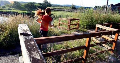 La ruta de Catoira, que combina senderos con caminos de piedra y paseos de madera, se utiliza tambin para hacer deporte.