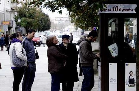 Colas en un kiosco de la Once en Monforte al día siguiente del premio gordo del Niño.