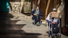 Dos jud�os ortodoxos rezan en una calle de Jerusal�n, en pleno confinamiento