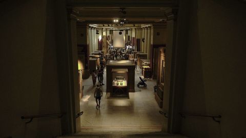 Visitantes recorren hoy viernes las salas del Museo de Antigedades Egipcias de El Cairo, que alberga an colecciones dedicadas a la civilizacin faranica, con estatuas, sarcfagos y objetos funerarios de distintas dinastas