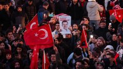 Manifestacin en apoyo de Imamoglu frente al Ayuntamiento de Estambul.