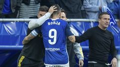 Borja Bastn se abraza al cuerpo tcnico del Oviedo tras su gol al Eibar
