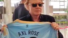 Un aficionado entrega al cantante de Guns N' Roses una camiseta del Celta