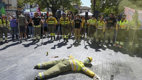 Paricipantes en lamarcha convocada para este sbado por la Asociacin de Trabajadores de Incendios Forestales de Castilla y Len.