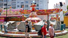 Atracci�n infantil montada durante las fiestas en uno de los barrios de Vigo