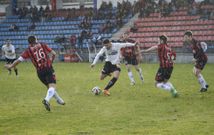 El ariete albinegro luci� su habilidad rematadora bajo la lluvia en O Couto. 
