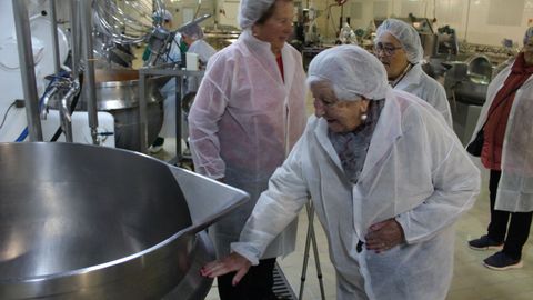 Una visita hace a�os de antiguas trabajadoras de Albo a la conservera de Tapia