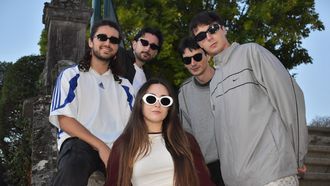 De esquerda a dereita: Daniel Balsa, Jose S�nchez, Lara L�pez, Antonio Bouxo e Adri�n Caride, os cinco compo�ente da banda.