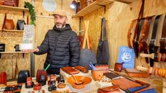 Jonatan Sarachaga, con el Premio Artesan�a de Galicia, en el puesto que tiene hasta el final de la Navidad en la plaza de A Ferrer�a en Pontevedra