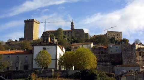 Iglesia de A Régoa, con el antiguo colegio Divina Pastora a su izquierda