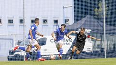 Chus Ruiz, con el bal�n, durante el Vetusta-Lealtad