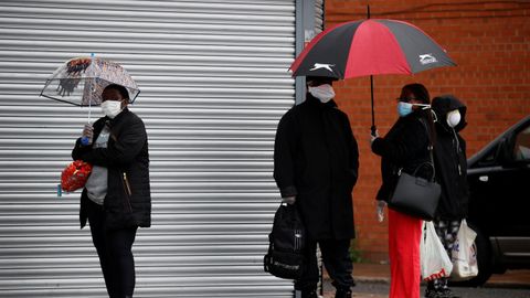 Ciudadanos ingleses en una calle de Liverpool