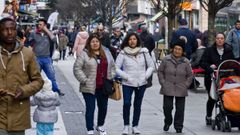 Personas paseando por la calle Barcelona en A Coru�a.