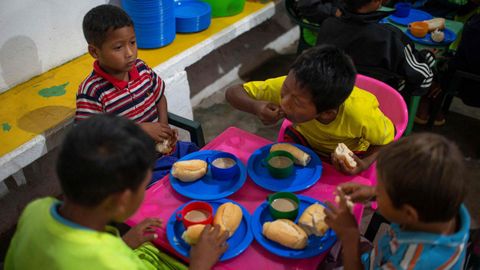 Ni�os venezolanos desayunan en la parroquia del sacerdote espa�ol Jos� L�pez Fern�ndez de Bobadilla en Pacaraima, Roraima, Brasil