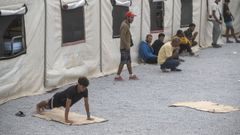 Inmigrantes en el centro de acogida temporal de Los Rosales, en Ceuta.