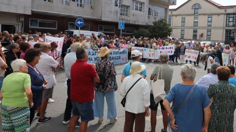 Un nutrido grupo de personas se reuni� para mostrar su descontento con la situaci�n en el ambulatorio.