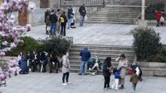 Familias con nios en una plaza de Monforte