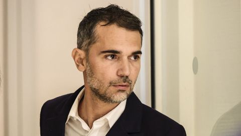 El escritor francés Aurélien Poirson-Atlan, conocido también como Zoé Sagan, llega al primer día del juicio por ciberacoso sexista contra Brigitte Macron, esposa del presidente de Francia, Emmanuel Macron, en el Tribunal de París, Francia, el 27 de octubre de 2025.