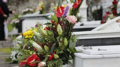 Flores ante una tumba en un cementerio